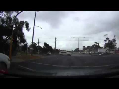 Απίστευτο βίντεο! Κεραυνός χτυπάει αμάξι και… ανοίγει τρύπα στην άσφαλτο! <div class=