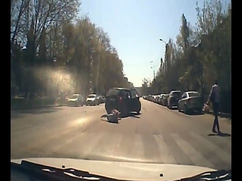 Απίστευτο – Μητέρα και παιδί πέφτουν στο δρόμο όταν το αυτοκίνητο κάνει αναστροφή