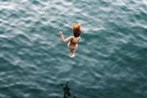 life-your-purpose-make-the-leap-girl-water-960x640