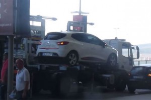 tow-truck-lifting-renault-hatchback