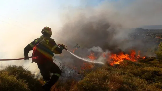 Η πολύ μεγάλη φωτιά στην νότια Κρήτη στα Σαχτούρια σήμανε “συναγερμό” στην πυροσβεστική – Απομακρύνονται παραθεριστές!