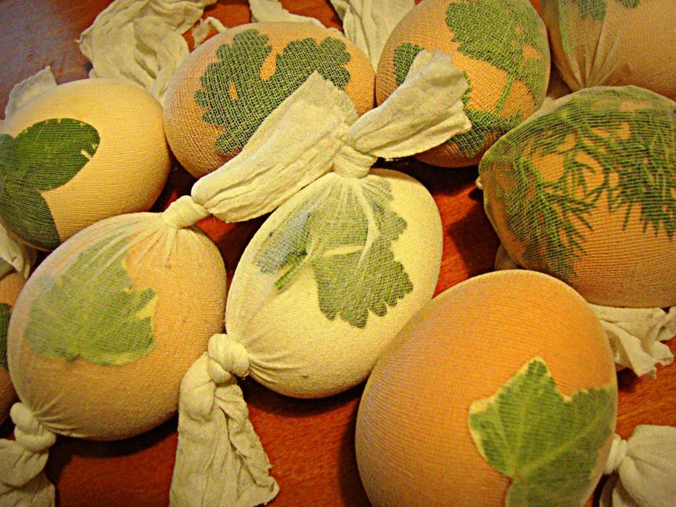 Παραδοσιακό βάψιμο πασχαλινών αυγών …