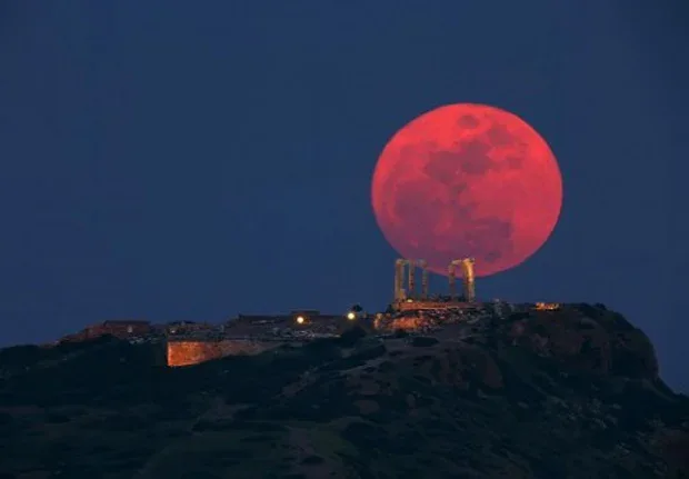 Κόκκινο το φεγγάρι τη Μεγάλη Τρίτη Ολική έκλειψη σελήνης απόψε.