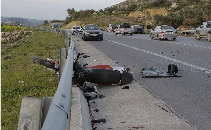 Νεκρός μοτοσικλετιστής και δύο γυναίκες τραυματίες σε τροχαίο στην Αγία Βαρβάρα Foto αυτόπτες μάρτυρες μαθητές.