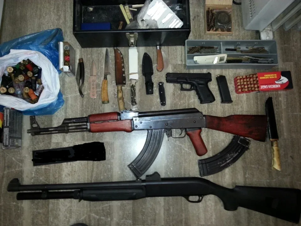 Η αστυνομία Βρήκε οπλοστάσιο στη Πόμπια Συνελήφθησαν, πέντε άτομα