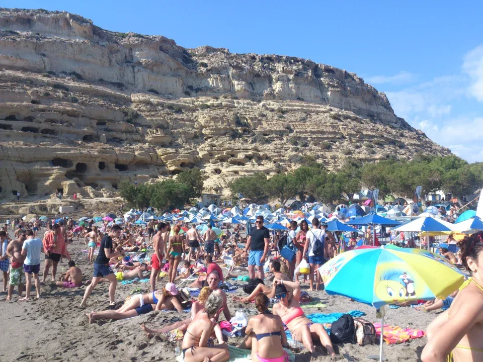 Πλήθος κόσμου συρρέει και σήμερα στο Matala Beach Festival 2014