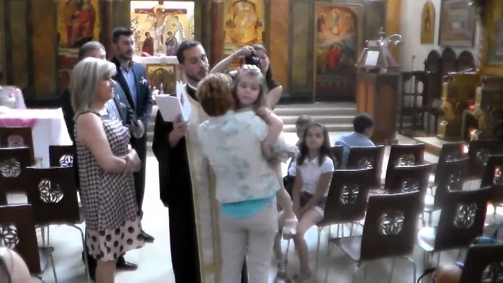 Ιερέας ρωτάει μωρό αν θέλει αν βαφτιστεί αυτό λέει όχι πετάει το πετραχήλι και φεύγει [βίντεο]