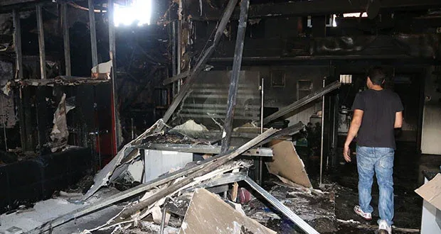Στις φλόγες τη νύχτα δύο καταστήματα στο Ηράκλειο (φώτο)