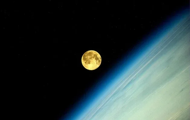 4 εικόνες της πιο λαμπρής Πανσελήνου από το διάστημα Όπως την κατέγραψε αστροναύτης του ISS
