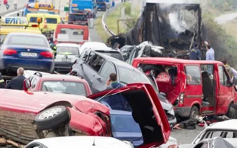 Συγκλονιστικές εικόνες!!από την τραγωδία στη Βέροια:4 νεκροί και 30 τραυματίες στην καραμπόλα ΄ΒΙΝΤΕΟ’
