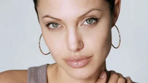 Η Angelina Jolie έγινε ξανθιά! Δείτε την
