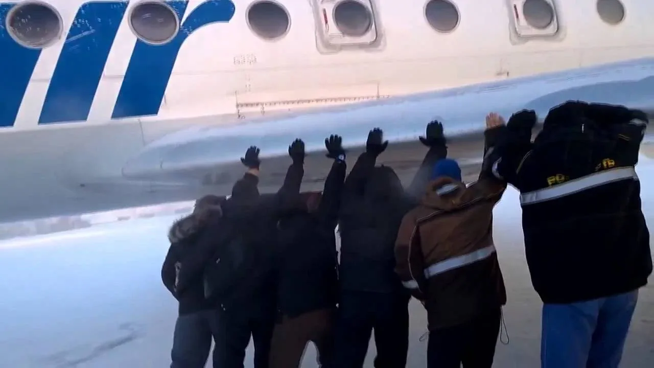Επιβάτες… σπρώχνουν αεροπλάνο με τα χέρια [βίντεο]