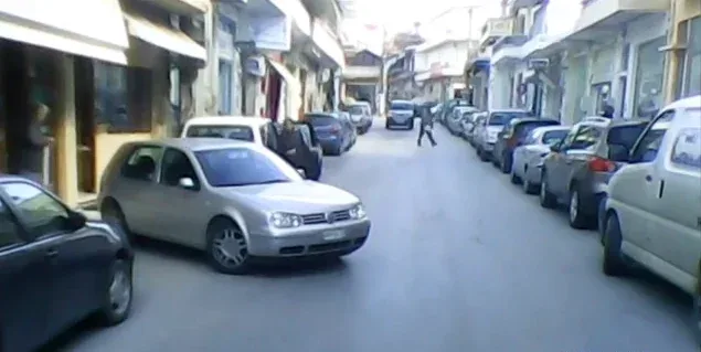 Γυναίκα οδηγός ….παρκάρει σε δρόμο στις Μοίρες στην Μεσσαρά (Video)