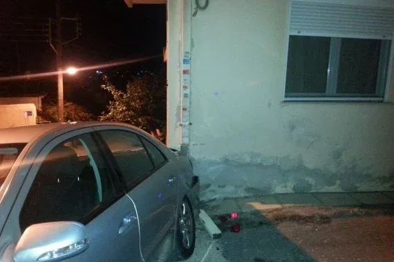 Απίστευτο περιστατικό με αυτοκίνητο στη Φορτέτσα που “έσκασε” πάνω σε σπίτι (βίντεο)