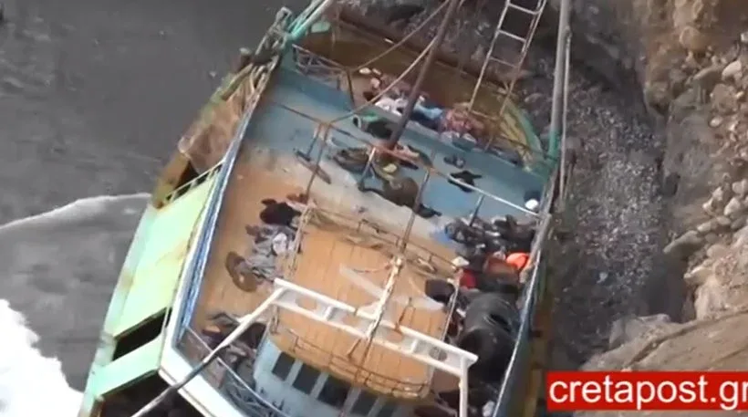 Ακυβέρνητο πλοίο – «φάντασμα» ξεβράστηκε στις ακτές της Κρήτης (Foto video)