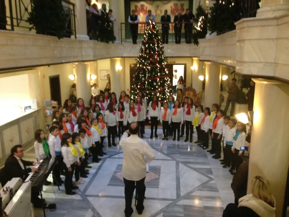 Με τις μελωδίες της Παιδικής & Νεανικής Χορωδίας  του Δήμου Ηρακλείου οι ΜΙΝΩΙΚΕΣ ΓΡΑΜΜΕΣ υποδέχτηκαν τις εορτές