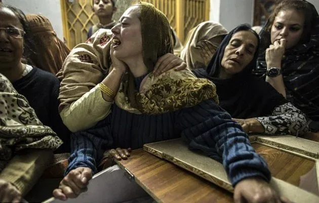 Τριήμερο πένθος στο Πακιστάν για τη σφαγή των 132 παιδιών (εικόνες, video)