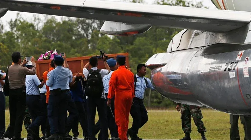 AirAsia: Προσθαλασσώθηκε το αεροπλάνο πριν το «καταπιεί» η τρικυμία;