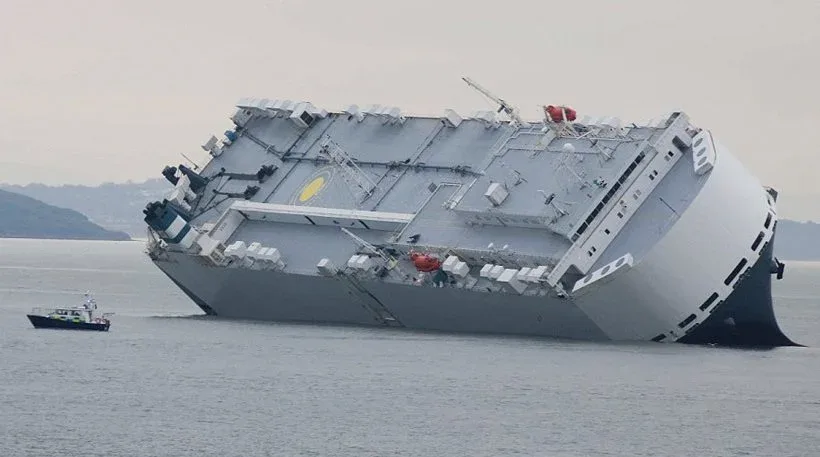 Βρετανία: «Χρυσό» ναυάγιο 140 εκατ. ευρώ με κατεστραμμένα πολυτελή αυτοκίνητα (Foto)