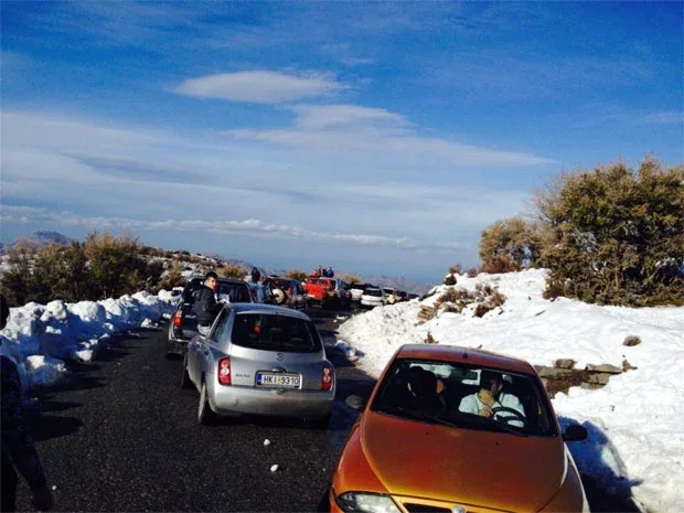 Χιλιάδες στον Ψηλορείτη για τα χιόνια- «Φράκαραν» τα αυτοκίνητα! (φωτογραφίες)