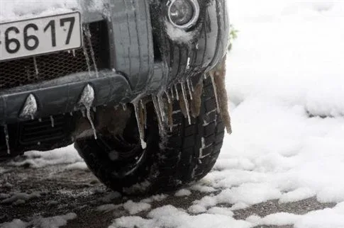 Οδηγίες σε οδηγούς και αλλά και πεζούς για την αντιμετώπιση των χιονοπτώσεων δίνει η ΕΛ.ΑΣ.