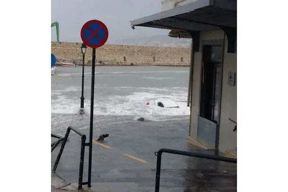 Η θάλασσα “καταπίνει” αυτοκίνητο στο λιμάνι του Ρεθύμνου! (φωτο)