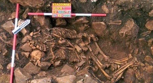 Ζευγάρι θάφτηκε μαζί και το βρήκαν αγκαλιασμένο σχεδόν 6.000 χρόνια μετά στον Διρό στην ΜΑΝΗ! ΦΩΤΟ