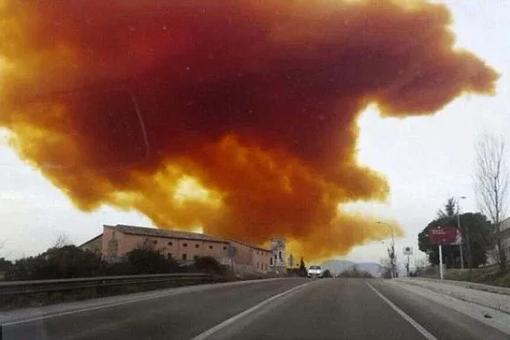 Έκρηξη σε εργοστάσιο με χημικά στη Βαρκελώνη – Πορτοκαλί τοξικό νέφος σκέπασε την πόλη (foto video)