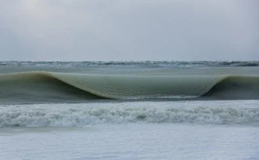 Οι εικόνες με τα απίθανα κύματα που κάνουν το γύρο του κόσμου