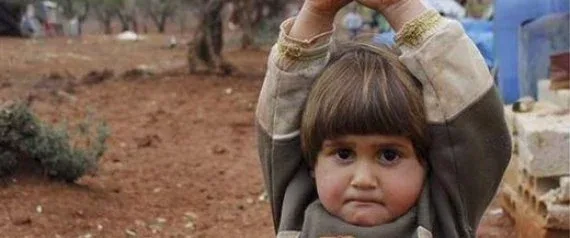 Το κοριτσάκι από τη Συρία που μπέρδεψε την κάμερα με όπλο και «παραδόθηκε»