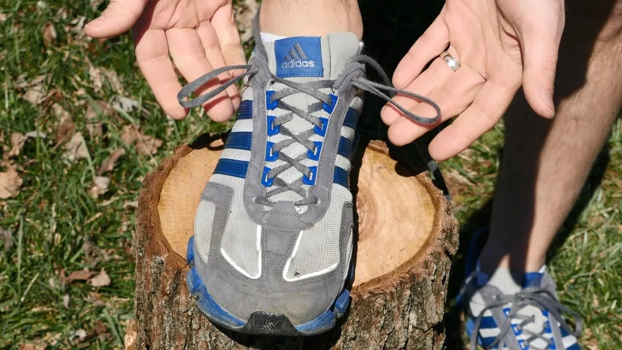 Επιτέλους μάθαμε τον λόγο ύπαρξης της έξτρα τρύπας στα αθλητικά μας παπούτσια
