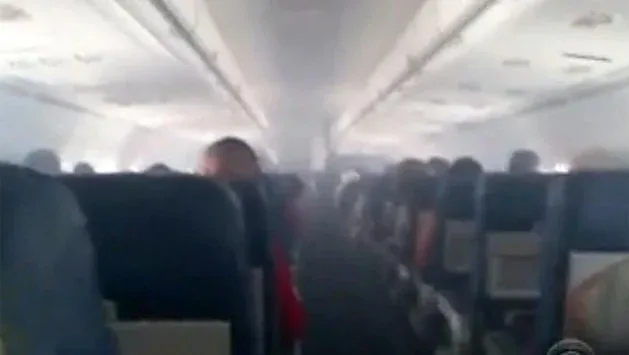 Τρόμος στον αέρα: Γέμισαν καπνό καμπίνα και πιλοτήριο (Video)