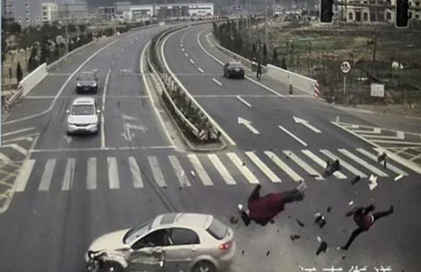 Τρομακτικό τροχαίο στην Κίνα! (ΒΙΝΤΕΟ)