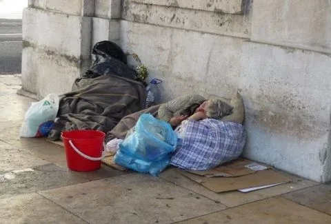 Απίστευτο! Πρόστιμο 1.500 ευρώ στους άστεγους επειδή κοιμούνται στους δρόμους