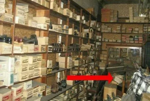 Το κατάστημα παπουτσιών του παππού του ήταν κλειστό από το 1975: Όταν ξεκίνησε να ανοίγει τα κουτιά, δεν πίστευε αυτό που έβλεπε!