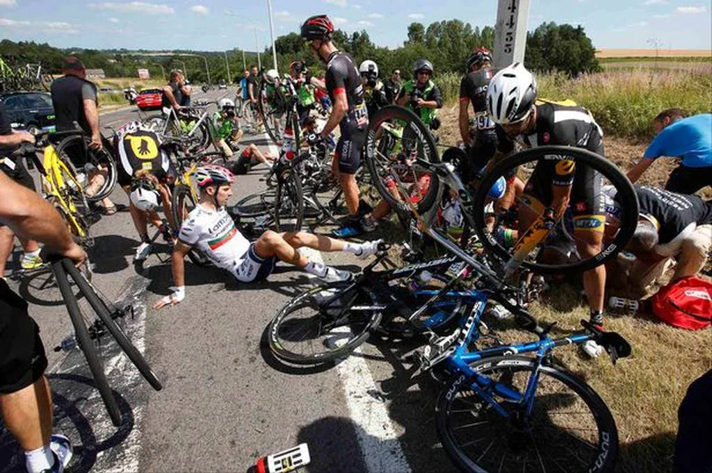 Τρομακτικό ατύχημα στον Ποδηλατικό Γύρο της Γαλλίας (video+photos)