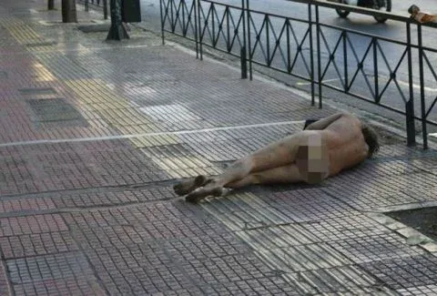 Η φωτογραφία άστεγου από το κέντρο της Αθήνας που ΣΟΚΑΡΕΙ και κάνει το γύρο του κόσμου!