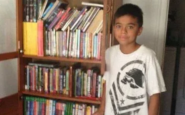 Το αγόρι που δεν μπορούσε να αγοράσει βιβλία … απέκτησε μια μεγάλη βιβλιοθήκη!