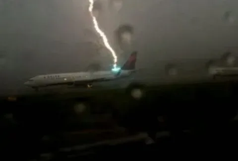 Βίντεο που ΣΟΚΑΡΕΙ: Η στιγμή που κεραυνός χτυπάει αεροπλάνο!