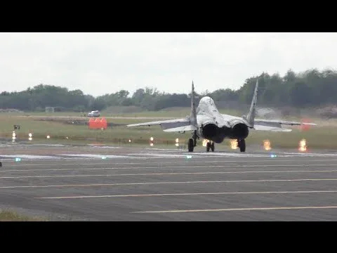 Η κάθετη απογείωση του μαχητικού MiG-29 που έχει σαρώσει στο YouTube (video)