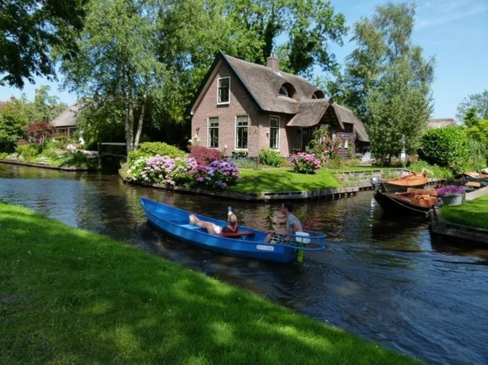 Μαγικό χωριό χωρίς δρόμους στην Ολλανδία μοιάζει βγαλμένο από παραμύθι (Pics)