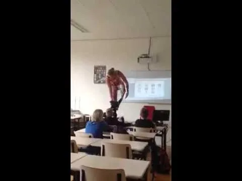 Καθηγήτρια έκανε στριπτίζ μέσα στην τάξη! – Δείτε το βίντεο…Δεν πίστευαν στα μάτια τους οι μαθητές