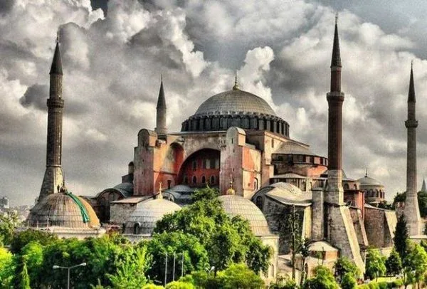 Τι συμβαίνει στην Αγία Σοφιά; Τα περίεργα γεγονότα που συμβαίνουν στον Ιερό Ναό και έχουν τρομοκρατήσει τον τουρκικό Τύπο