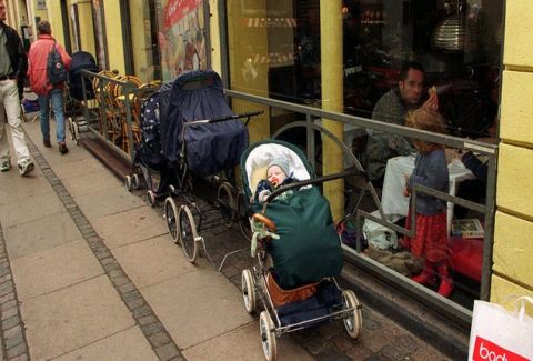 Απίστευτο: Γιατί οι Σκανδιναβοί αφήνουν τα μωρά τους στο πολικό ψύχος ενώ εκείνοι απολαμβάνουν τον ζεστό καφέ τους μέσα στα μαγαζιά; (PHOTOS)