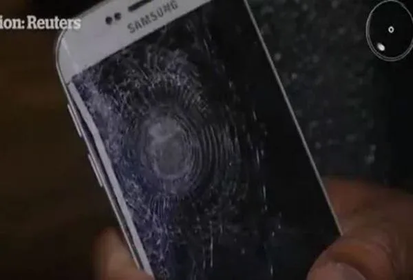 Απίστευτο: Σώθηκε από την βόμβα έξω από το Stade de France χάρη στο… κινητό του! (VIDEO)