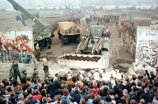 Σαν σήμερα, το 1989, η πτώση του Τείχους του Βερολίνου (Photos/Video)