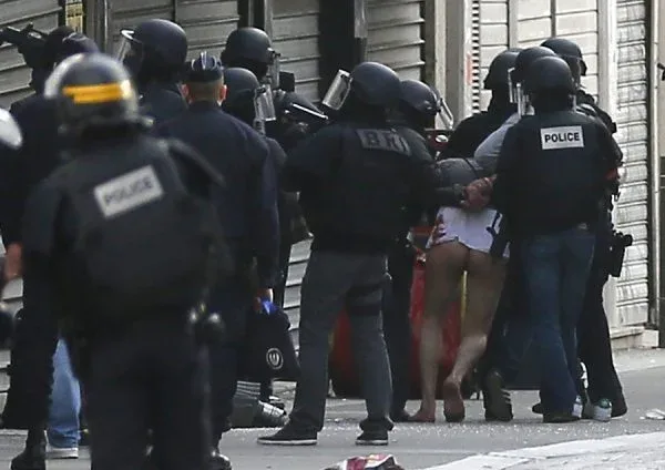 Παρίσι – Saint Denis: Τον έπιασαν με τα παντελόνια κάτω (ΑΠΙΣΤΕΥΤΕΣ ΕΙΚΟΝΕΣ)