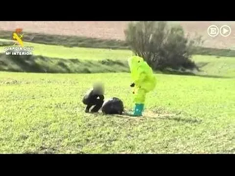 Σάλος στην Ισπανία με τη μυστηριώδη μαύρη σφαίρα που προσγειώθηκε σε χωράφι (video+photos)