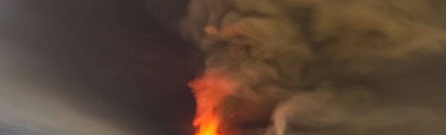 Εντυπωσιακές εικόνες: Το ηφαίστειο της Αίτνας εκρήγνυται… ο ορίζοντας παίρνει «φωτιά»