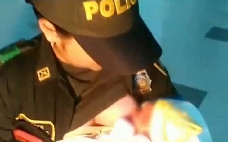 Γυναίκα αστυνομικός έσωσε εγκαταλελειμμένο βρέφος……. θηλάζοντάς το